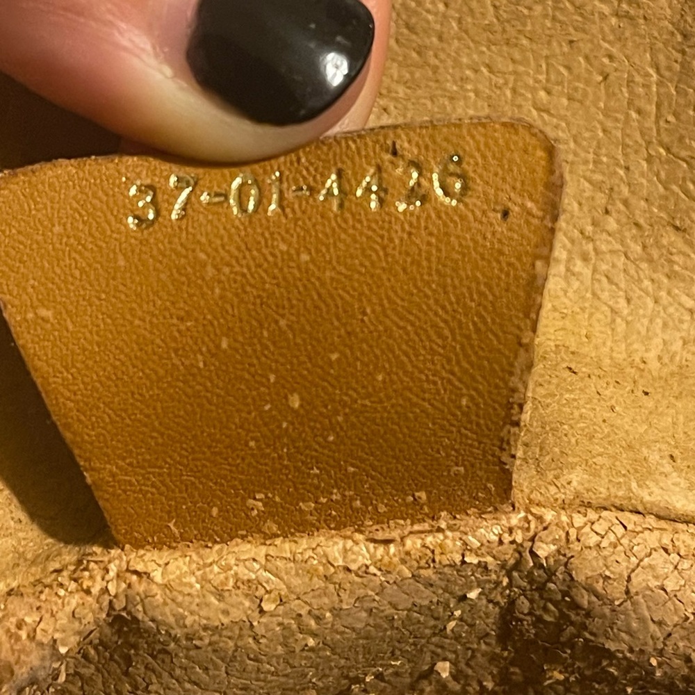 Gucci Vintage 1970’s-1980’s C monogram Call outs are peeling on inside and strap - Picture 14 of 14